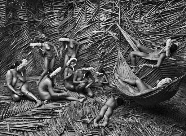 Femmes nues dans une pièce de feuilles de palmiers.