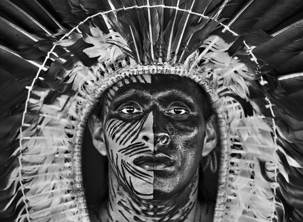 Adão avec une coiffe en plumes d’aigle et une peinture sur le visage faite à partir du fruit de l’arbre genipa. État d’Acre, 2016