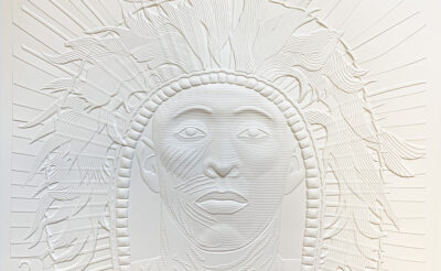 Relief sur papier du visage d’un indien Amazonien.