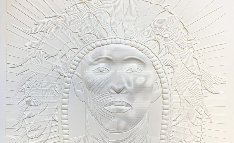 Relief sur papier du visage d’un indien Amazonien.