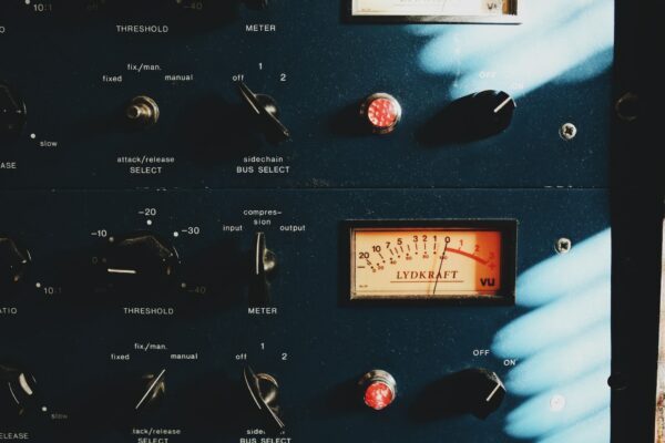 Gros plan d'une machine ancienne d'édition d'audios ; machine de studio d'enregistrement